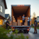 Camion de déménagement avec personnes souriantes en suburbain