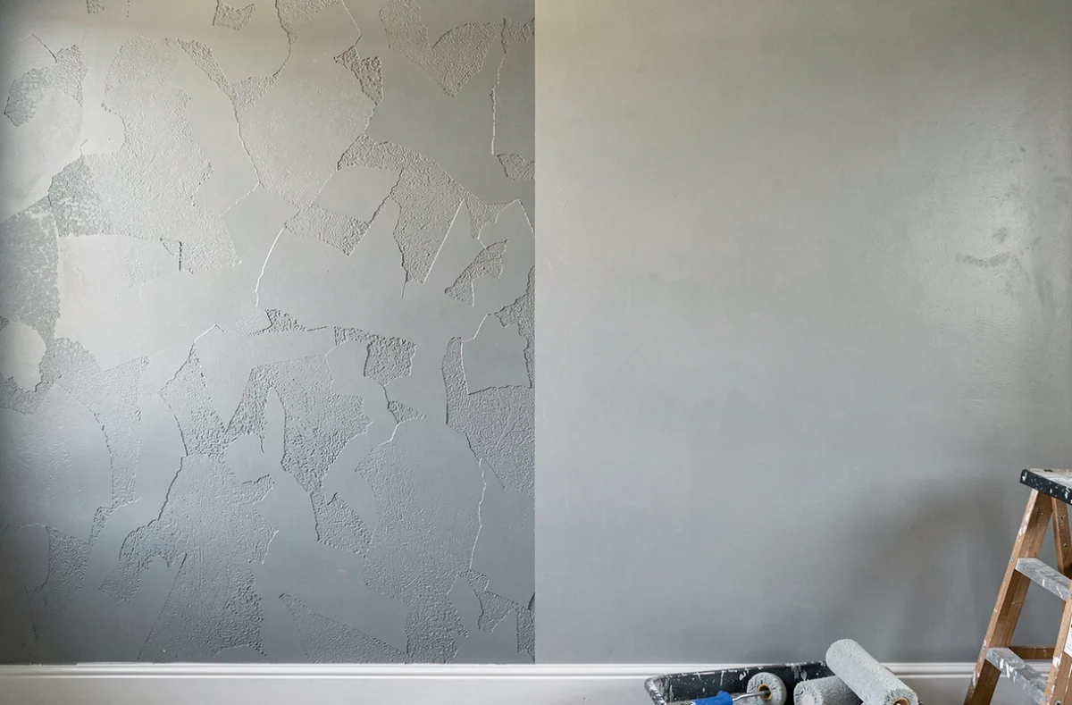 Comparaison visuelle sur un mur intérieur entre une peinture bas de gamme au rendu irrégulier et une peinture haut de gamme au fini lisse et uniforme