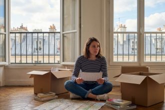 Jeune femme étudie un calendrier dans un appartement parisien
