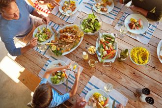 Quel format de table de jardin privilégier pour les grandes tablées estivales ?