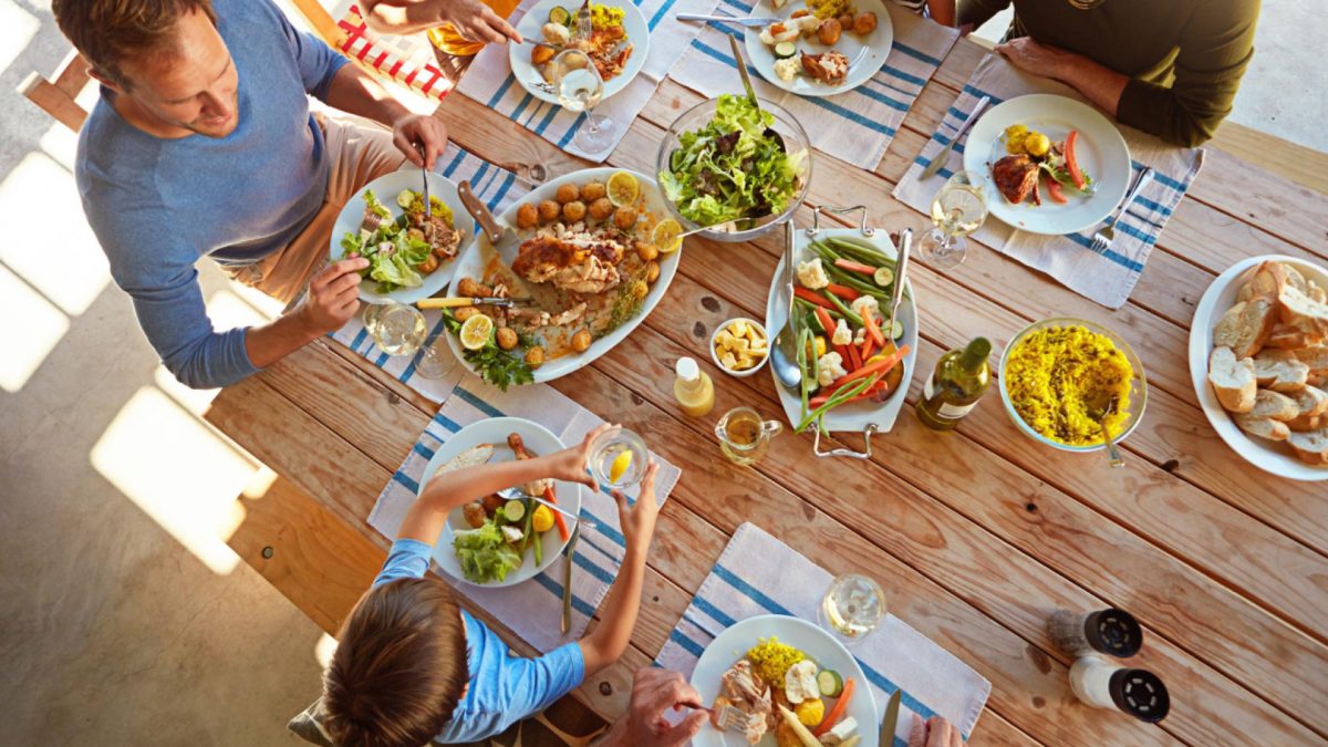 Quel format de table de jardin privilégier pour les grandes tablées estivales ?